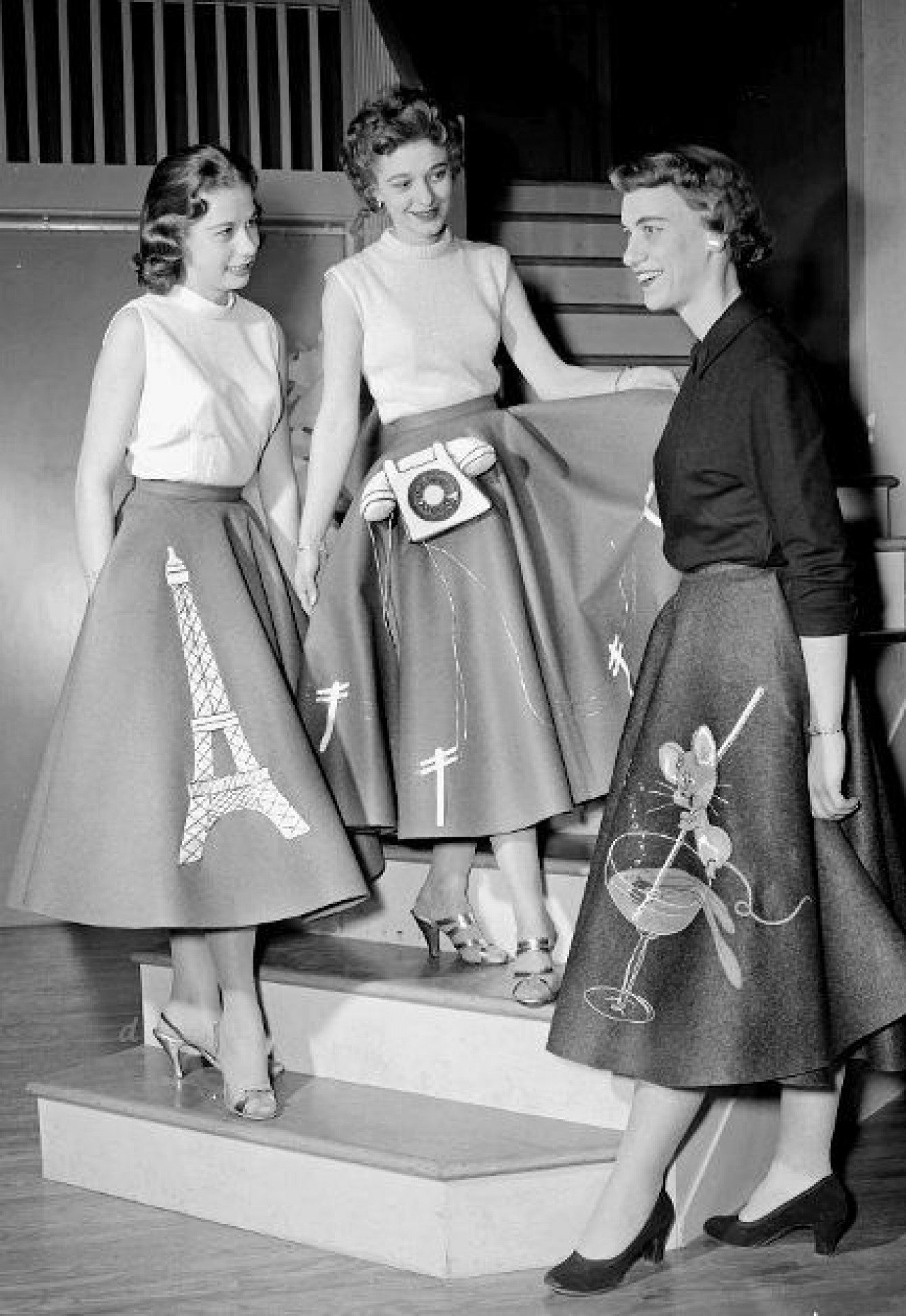 1950s fashion for teenage girls with jeans